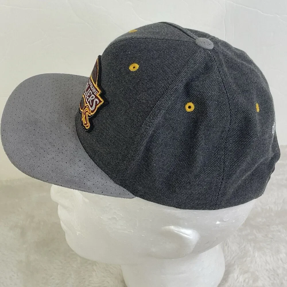 Mitchell & Ness Cleveland Cavaliers Hat Adjustable Gray Basketball Snapback
